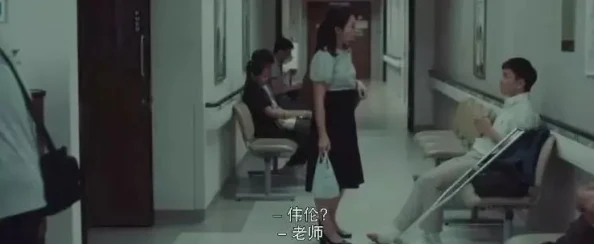 厨房脱岳裙子从后面挺进去：探索禁忌之境的疯狂瞬间