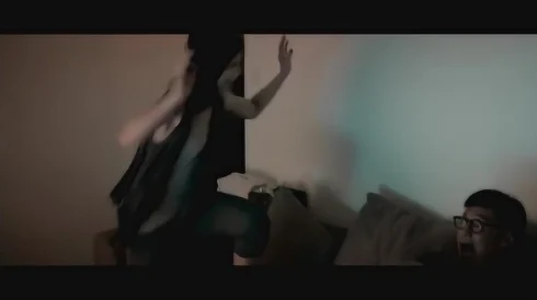 一男孩半夜给女孩吃坤巴，他的举动让女孩对他刮目相看